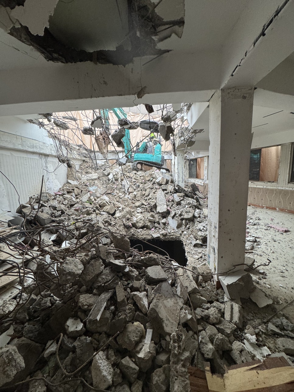 서울 수도권 노후 건물 해체 철거 현장 전경 - 안전한철거 중장비 투입 작업